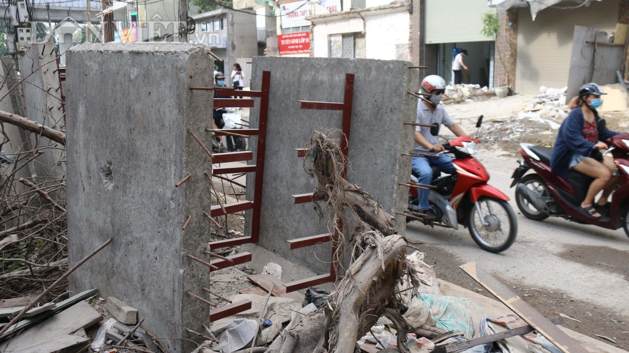 Ngoài ra những chiếc cống hộp trơ khung sắt cũng nằm ngay sát mép đường, gây ra nguy hiểm cho người dân xung quanh và những người tham gia giao thông nhất là khi trời tối khó quan sát.