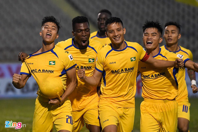 HLV Ngô Quang Trường nói ít, cười nhiều khi SLNA đứng đầu V.League - Ảnh 3.