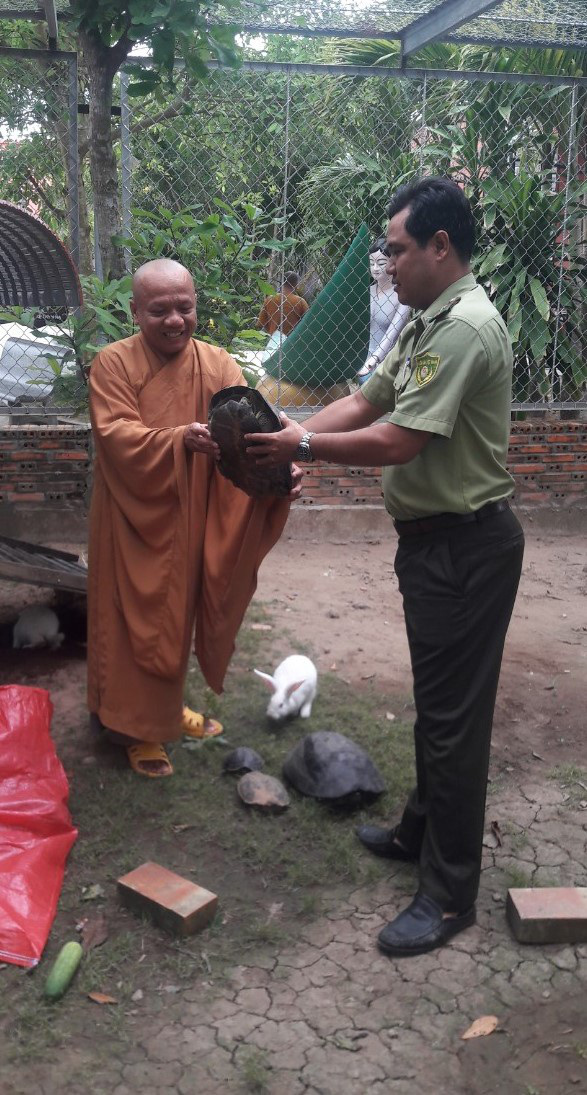 Khuyến cáo không phóng sinh, nuôi, nhốt động vật hoang dã tại đền, chùa - Ảnh 2.