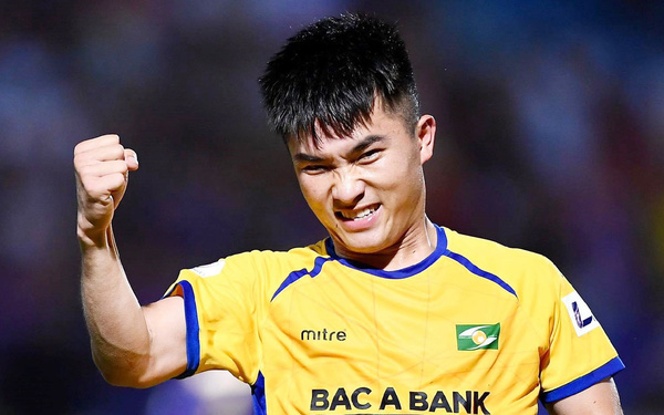 HLV Ngô Quang Trường nói ít, cười nhiều khi SLNA đứng đầu V.League - Ảnh 2.