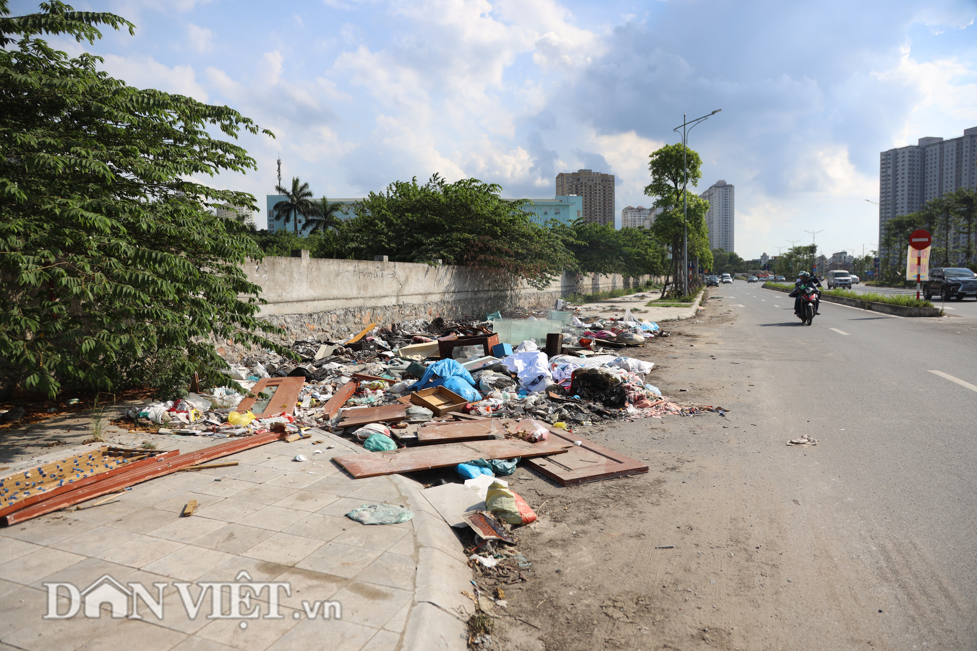 Nhếch nhác khó tin trên đại lộ mới 1.500 tỷ của Hà Nội - Ảnh 1.