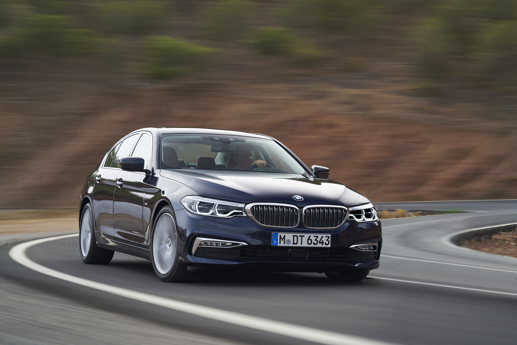 Khách hàng được hưởng lợi gì từ những ưu đãi khi mua BMW Series 5 và BMW X3 - Ảnh 2.