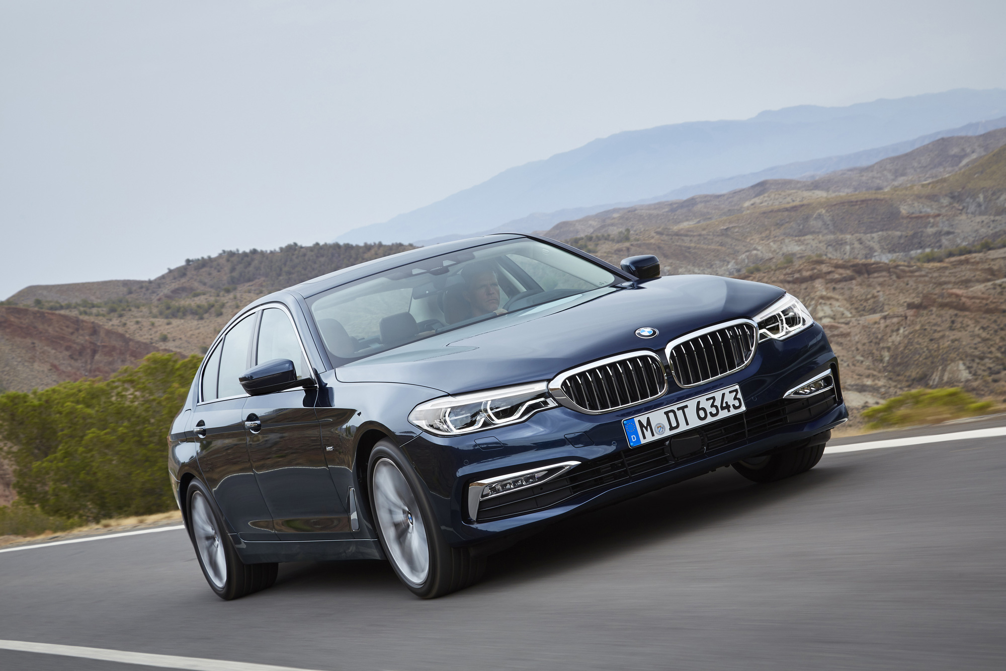 Khách hàng được hưởng lợi gì từ những ưu đãi khi mua BMW Series 5 và BMW X3 - Ảnh 1.