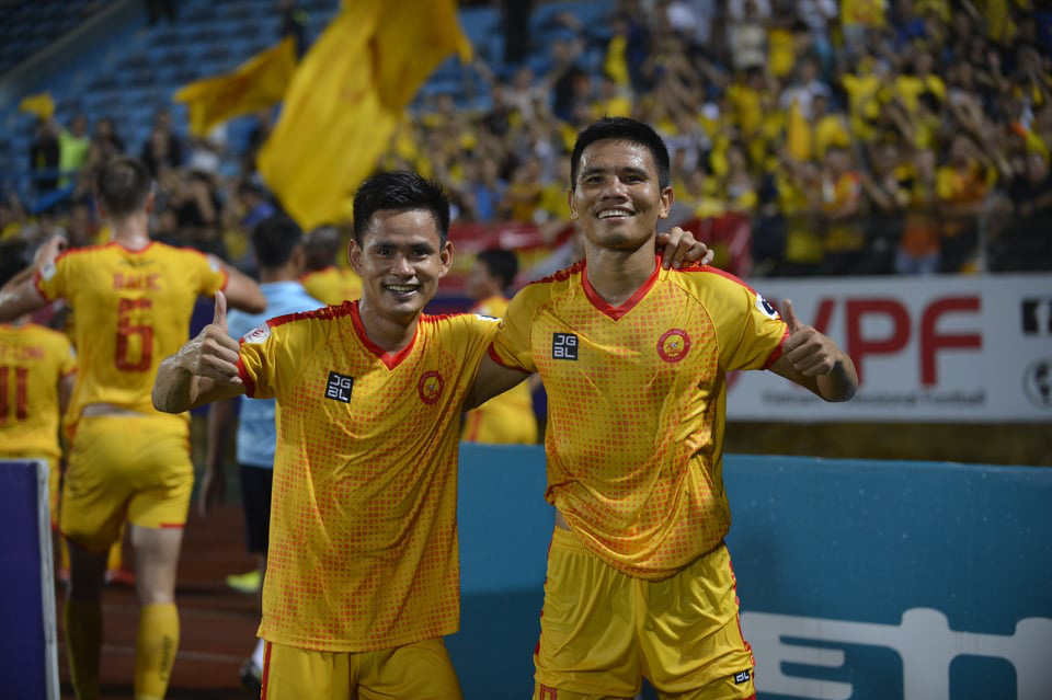 Bộ đôi Lê Văn Thắng (phải) và Hoàng Đình Tùng ăn mừng chiến thắng 2-1 ở vòng 6 V.League 2020 trước chủ nhà Viettel. Ảnh: Đức Tú