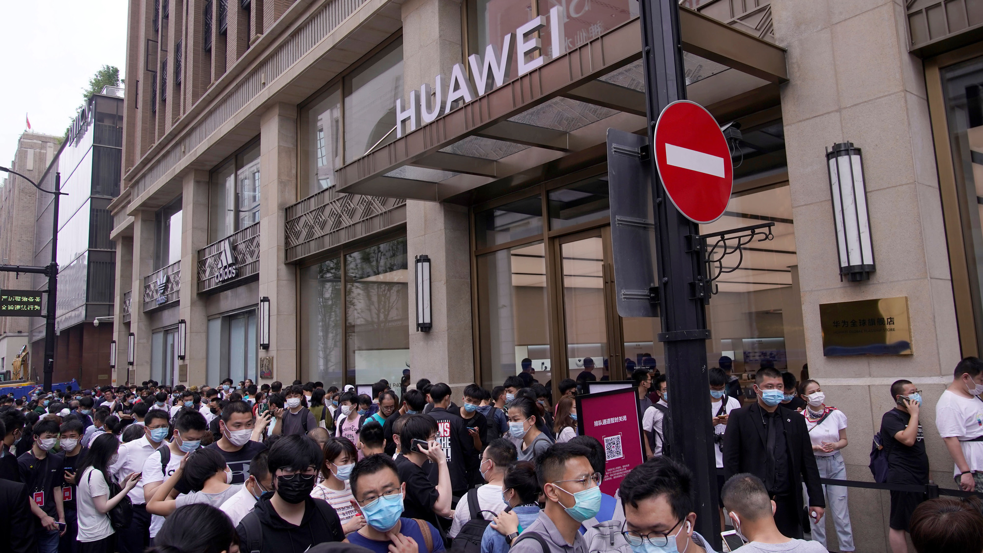 Bị Mỹ gây áp lực, Huawei khai trương cửa hàng lớn nhất thế giới đối diện store của Apple - Ảnh 1.