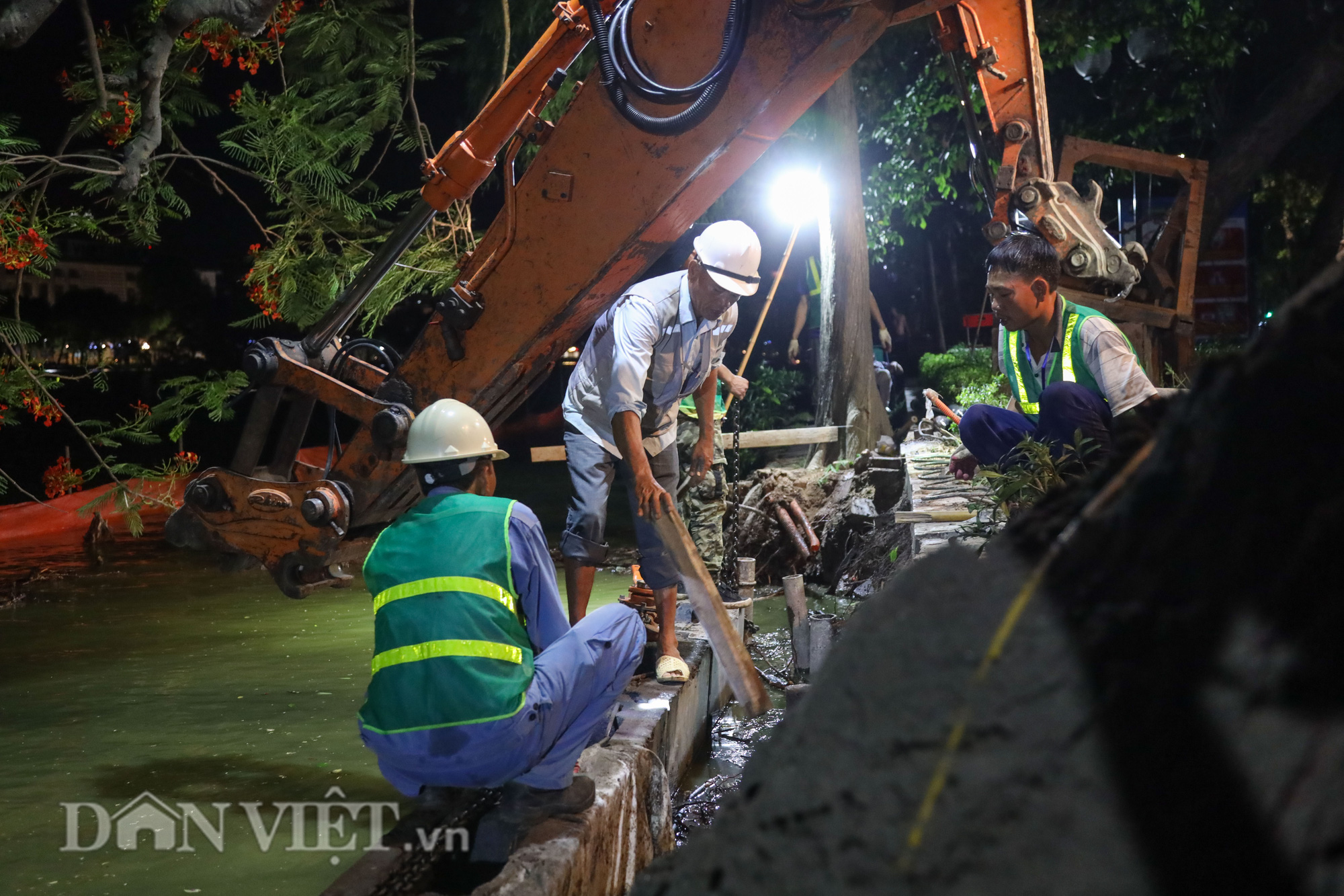 Trắng đêm hè kè bờ Hồ Gươm bằng bê tông cốt sợi - Ảnh 3.