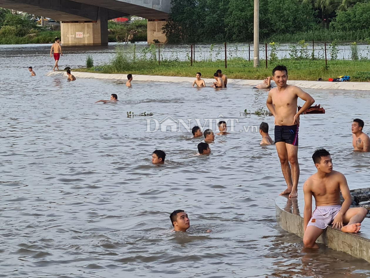 Nắng nóng người dân Hải Phòng biến khúc sông thành “bể bơi” khổng lồ - Ảnh 4.