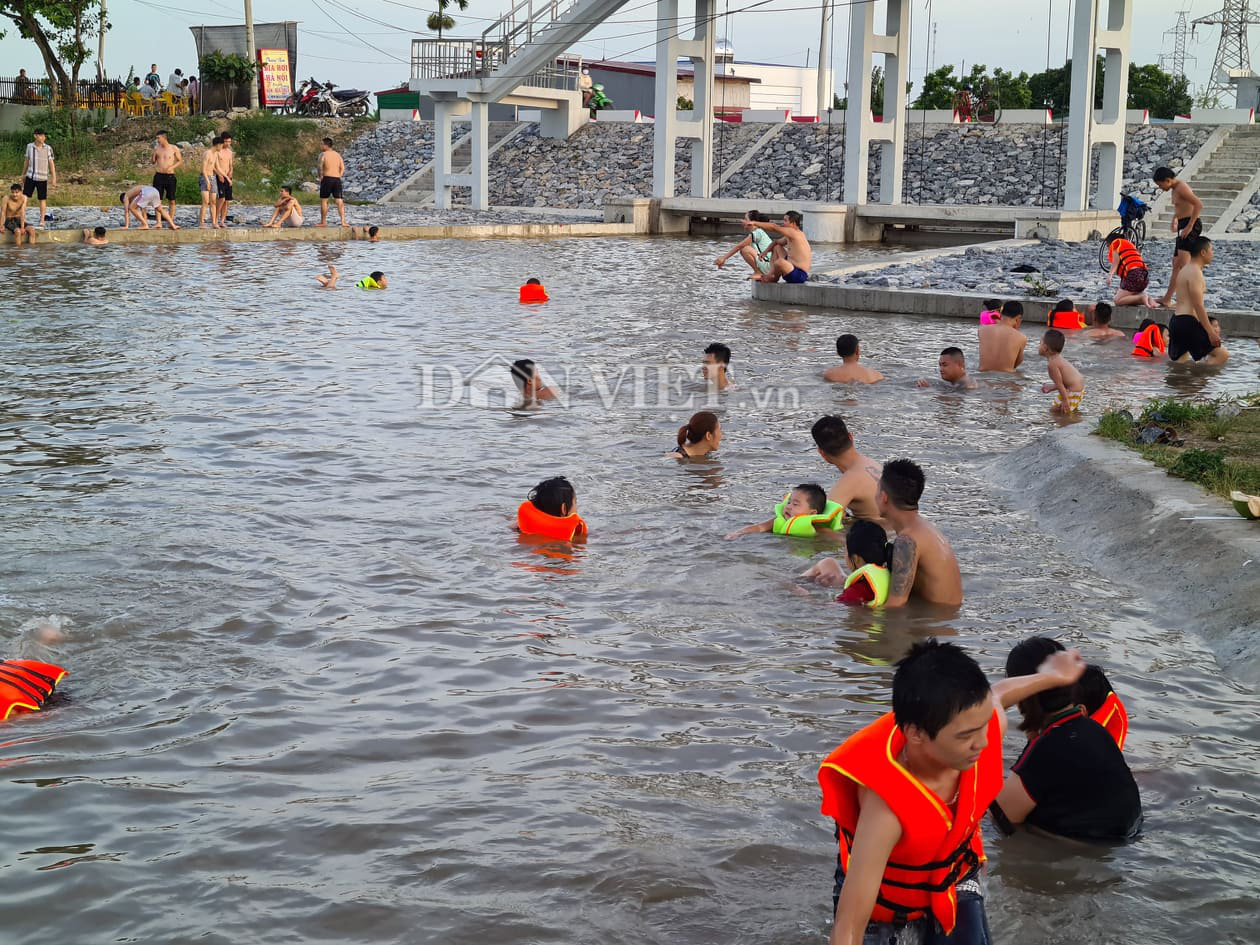 Nắng nóng người dân Hải Phòng biến khúc sông thành “bể bơi” khổng lồ - Ảnh 3.