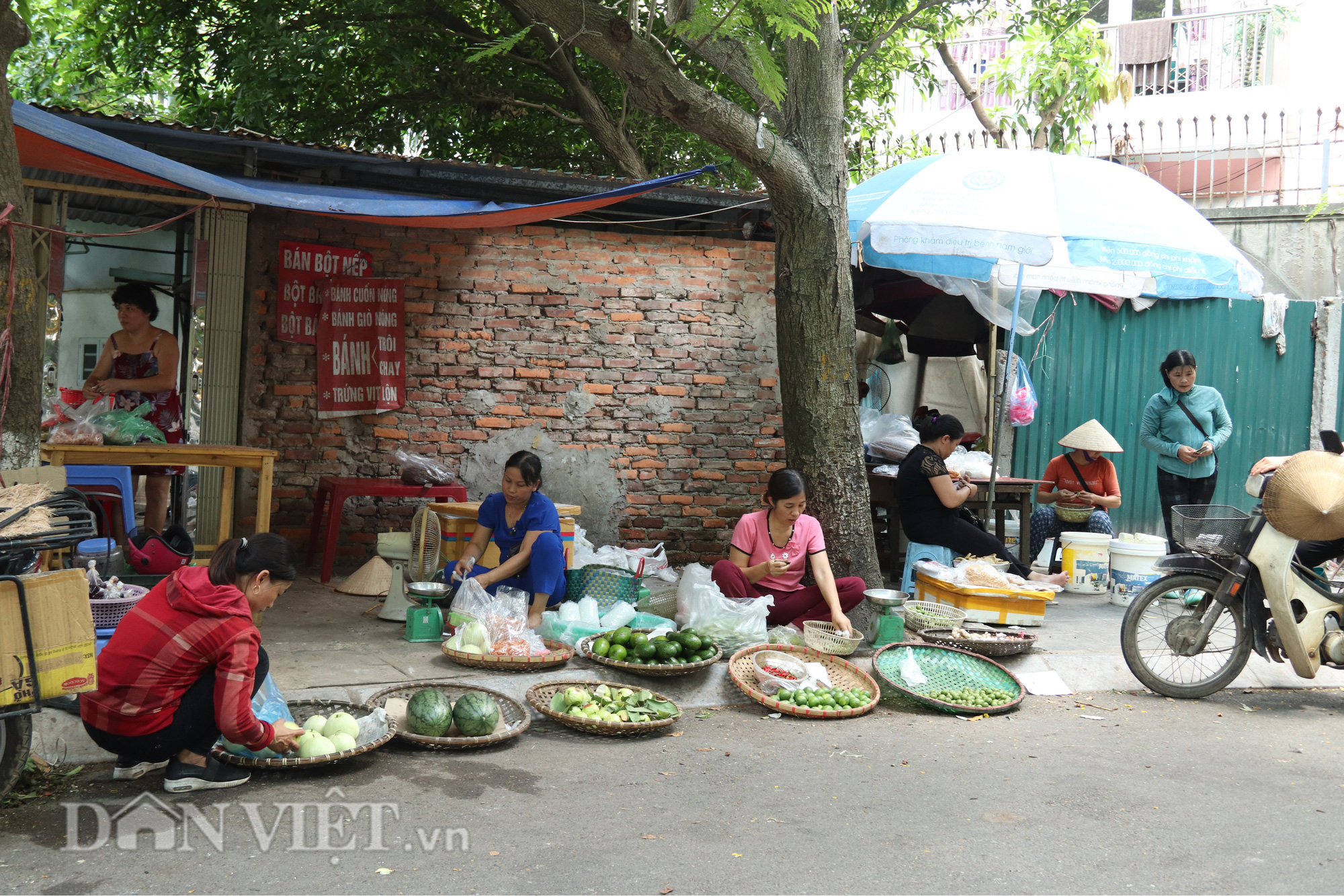 Hà Nội: Tái diễn tình trạng vỉa hè, lòng đường bị lấn chiếm - Ảnh 3.