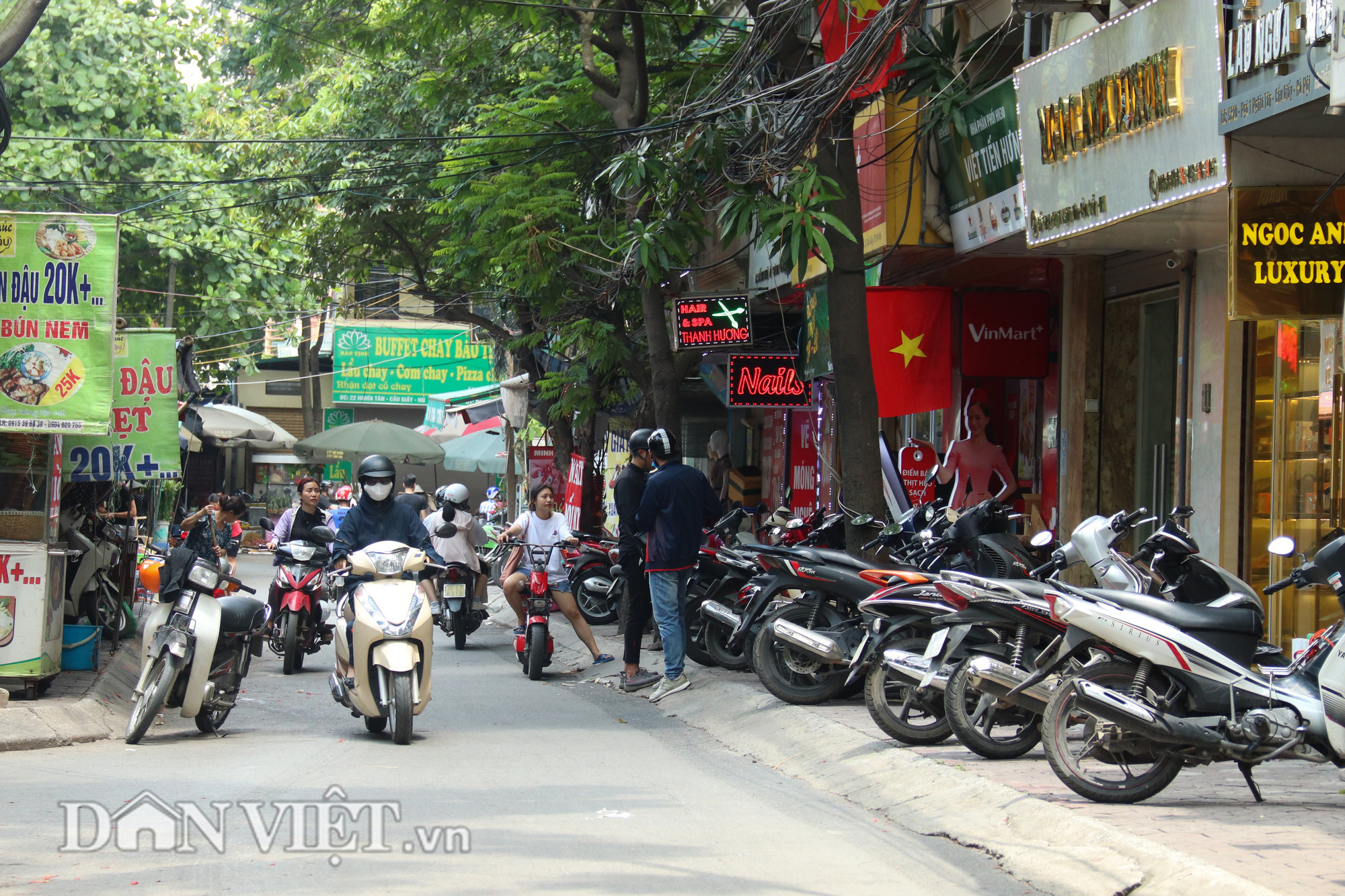 Hà Nội: Tái diễn tình trạng vỉa hè, lòng đường bị lấn chiếm - Ảnh 1.