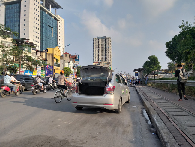 Bí mật của những chiếc taxi mở nắp capo trước cổng viện Bạch Mai - Ảnh 1.