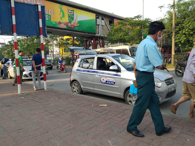 Bí mật của những chiếc taxi mở nắp capo trước cổng viện Bạch Mai - Ảnh 2.