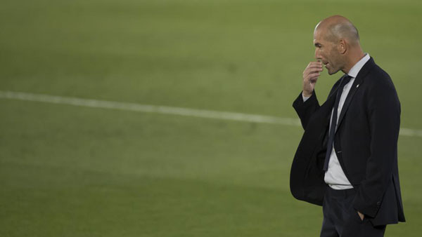 Real Madrid giành 3 điểm tranh cãi, Zidane nói gì vì bị Pique chọc ngoáy? - Ảnh 1.