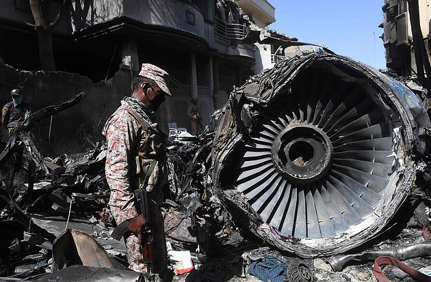 Điều tra vụ rơi máy bay khiến 97 người chết, Pakistan phát hiện sốc - Ảnh 1.