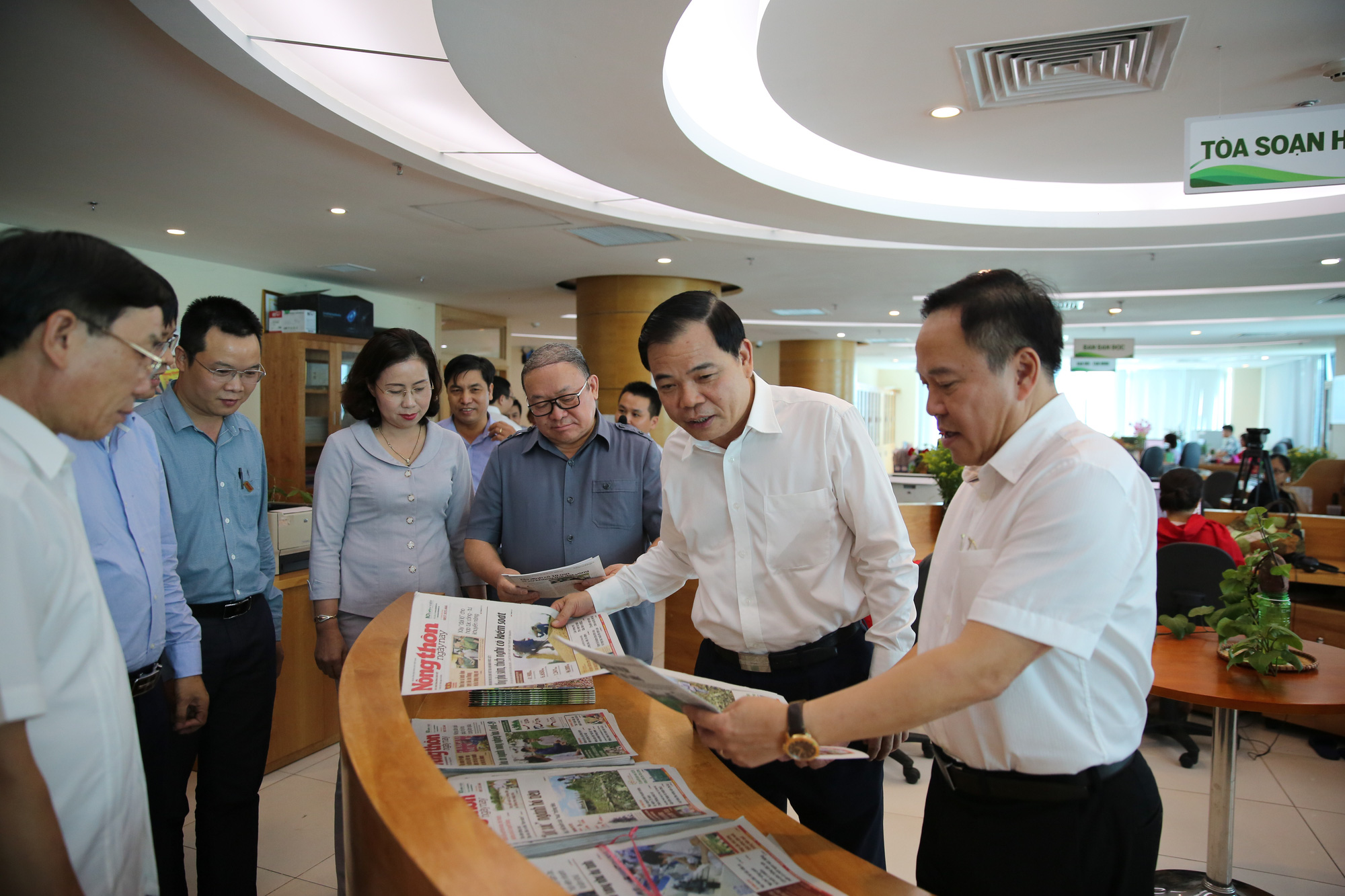 Bộ trưởng Bộ NNPTNT Nguyễn Xuân Cường đến thăm và làm việc với báo Nông thôn ngày nay - Ảnh 2.