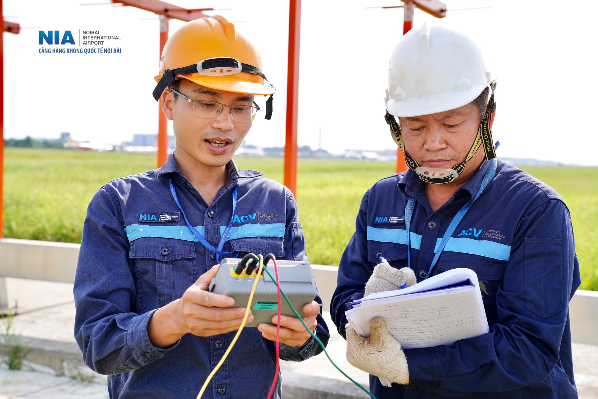 Nắng nóng kéo dài, nhân viên hàng không nỗ lực đảm bảo an toàn tuyệt đối hoạt động bay - Ảnh 5.