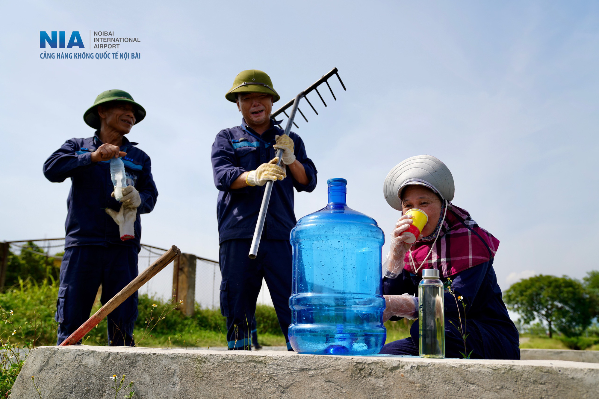 Nắng nóng kéo dài, nhân viên hàng không nỗ lực đảm bảo an toàn tuyệt đối hoạt động bay - Ảnh 2.