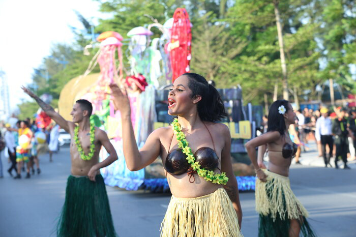 Hàng nghìn du khách mãn nhãn xem Carnival đường phố sôi động ở bãi biển Sầm Sơn - Ảnh 4.