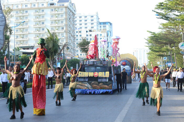 Hàng nghìn du khách mãn nhãn xem Carnival đường phố sôi động ở bãi biển Sầm Sơn - Ảnh 2.