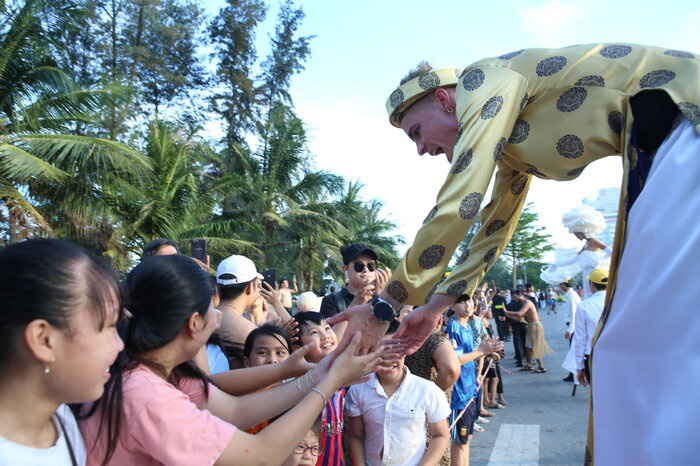 Hàng nghìn du khách mãn nhãn xem Carnival đường phố sôi động ở bãi biển Sầm Sơn - Ảnh 11.