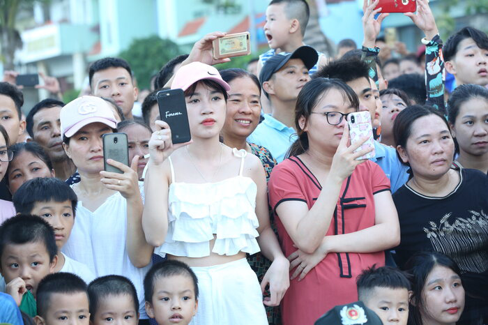 Hàng nghìn du khách mãn nhãn xem Carnival đường phố sôi động ở bãi biển Sầm Sơn - Ảnh 5.