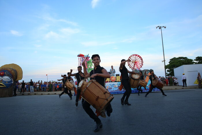 Hàng nghìn du khách mãn nhãn xem Carnival đường phố sôi động ở bãi biển Sầm Sơn - Ảnh 12.