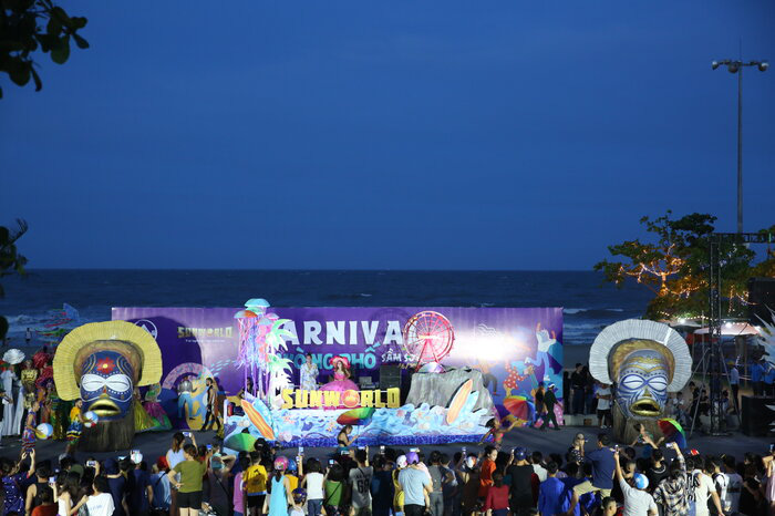 Hàng nghìn du khách mãn nhãn xem Carnival đường phố sôi động ở bãi biển Sầm Sơn - Ảnh 14.