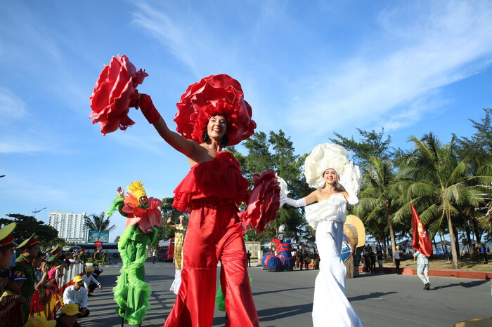 Hàng nghìn du khách mãn nhãn xem Carnival đường phố sôi động ở bãi biển Sầm Sơn - Ảnh 3.