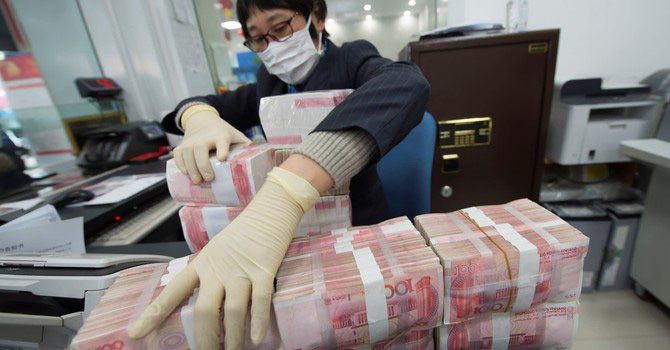 Ngân hàng Trung Quốc báo cáo giao dịch tiền mặt từ 14.000USD lên NHTW để ngăn dòng vốn rút mạnh - Ảnh 1.