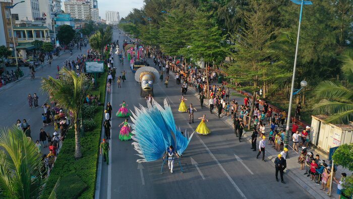 Hàng nghìn du khách mãn nhãn xem Carnival đường phố sôi động ở bãi biển Sầm Sơn - Ảnh 1.