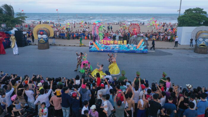 Hàng nghìn du khách mãn nhãn xem Carnival đường phố sôi động ở bãi biển Sầm Sơn - Ảnh 13.