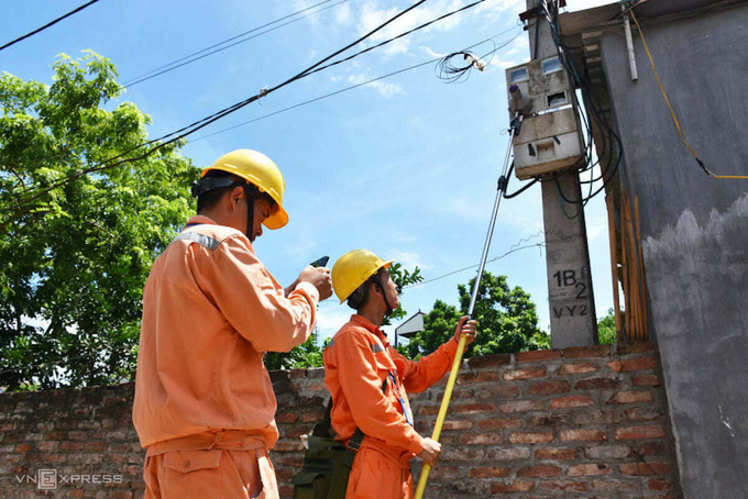 Vì sao EVN vẫn phải ghi số điện 'bằng tay' - Ảnh 1. Vì sao EVN vẫn phải ghi số điện 'bằng tay' - Ảnh 1.
