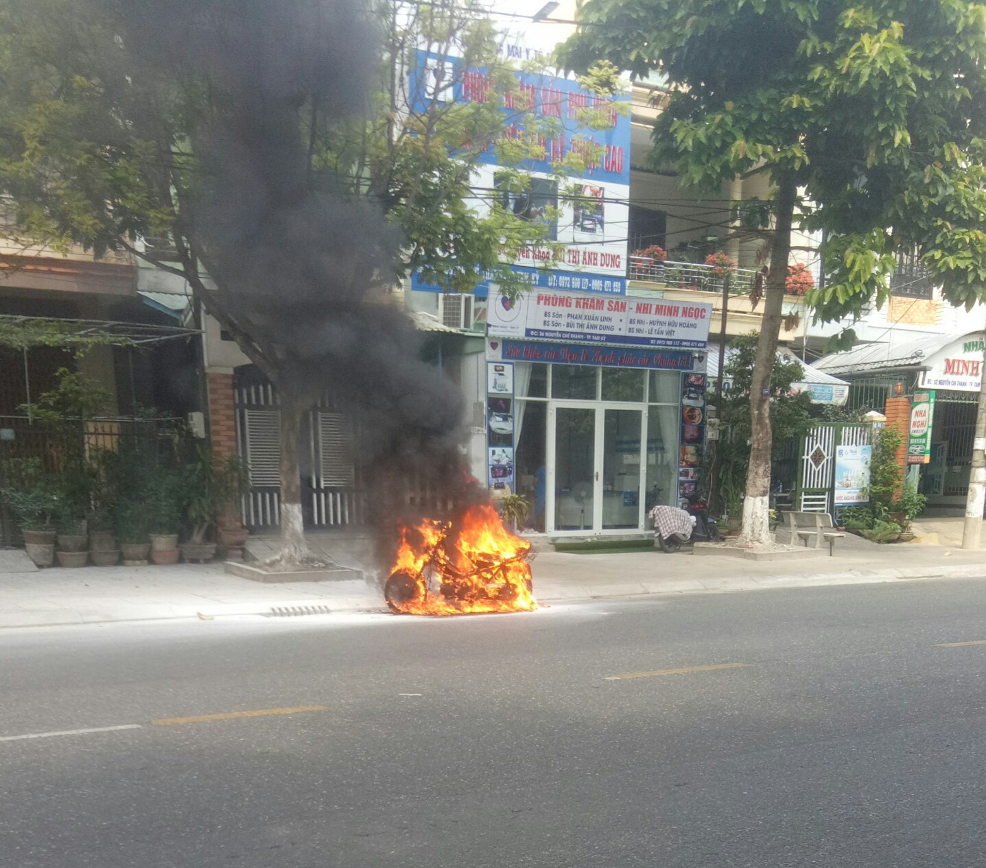 Quảng Nam: Xe máy đang lưu thông phát cháy trơ khung - Ảnh 1.