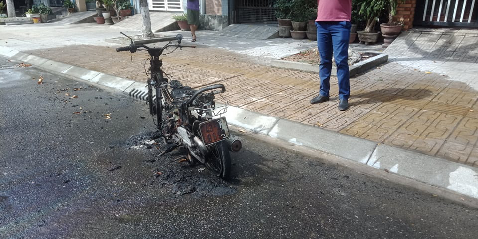 Quảng Nam: Xe máy đang lưu thông phát cháy trơ khung - Ảnh 2.