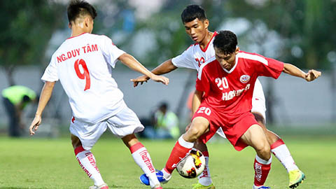 Lý Trung Hiếu (giữa) ghi bàn ấn định chiến thắng thuyết phục 2-0 cho U19 PVF trước U19 HAGL trong trận chung kết chiều nay.