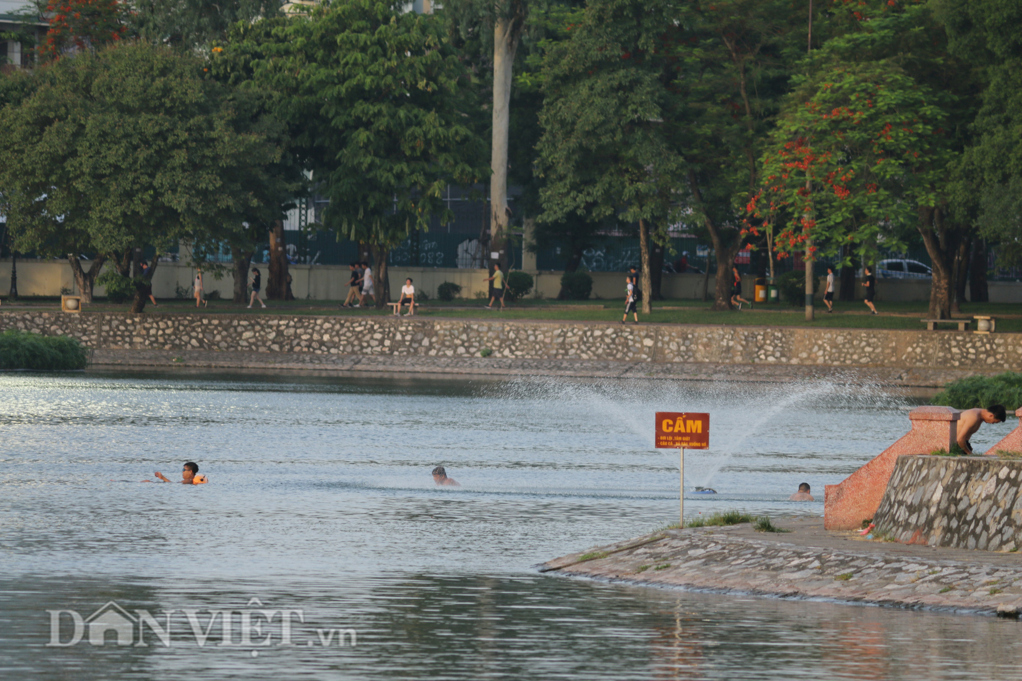 Bất chấp biển cấm, người dân vẫn xuống hồ Bảy Mẫu “giải nhiệt” - Ảnh 2.