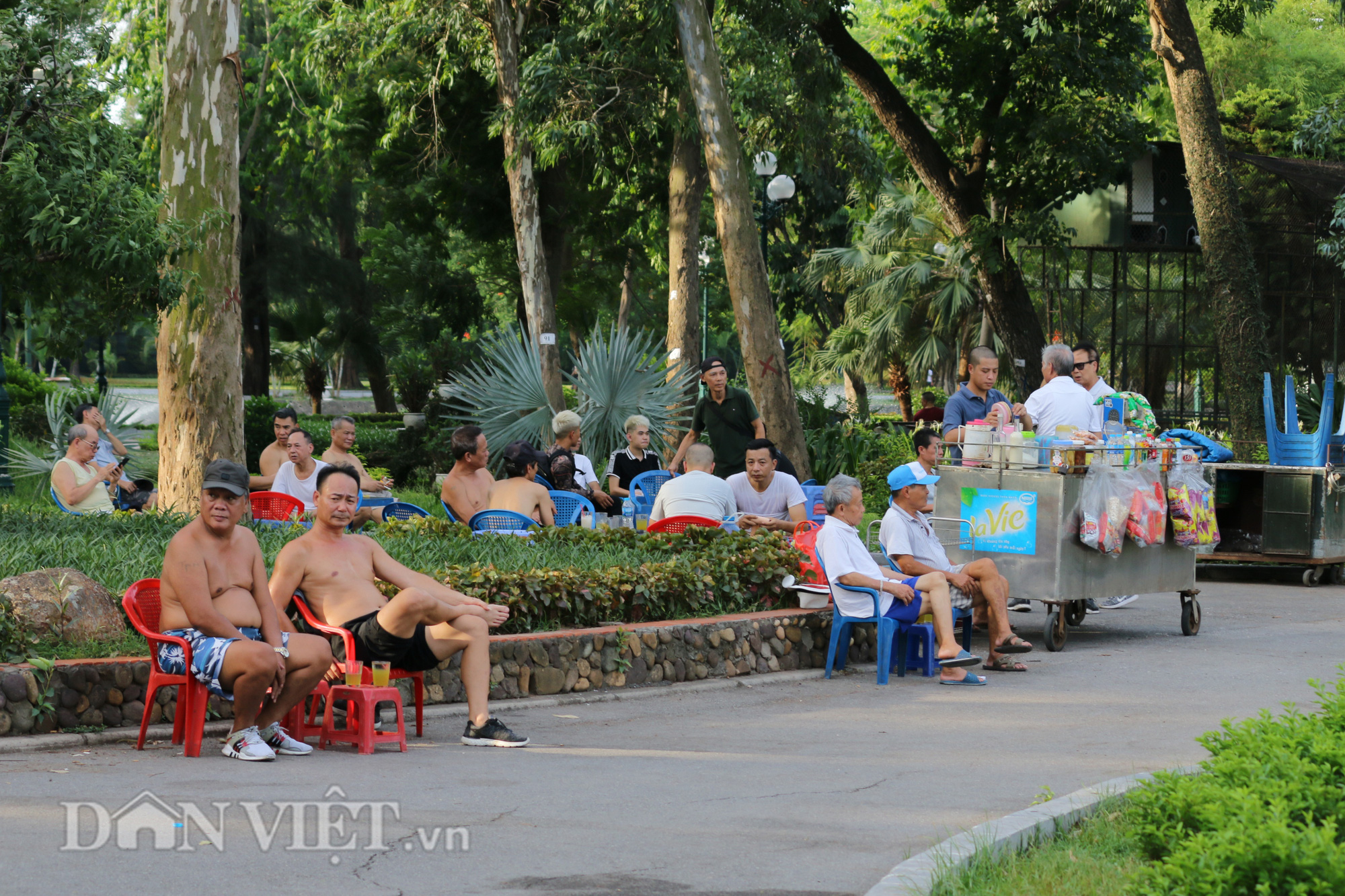 Bất chấp biển cấm, người dân vẫn xuống hồ Bảy Mẫu “giải nhiệt” - Ảnh 13.