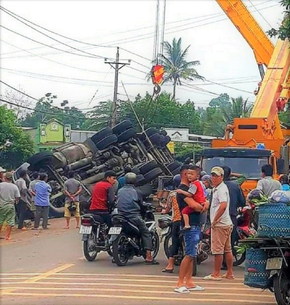 BMW tông dải phân cách rồi lật ngang trong mưa lớn - Ảnh 4.