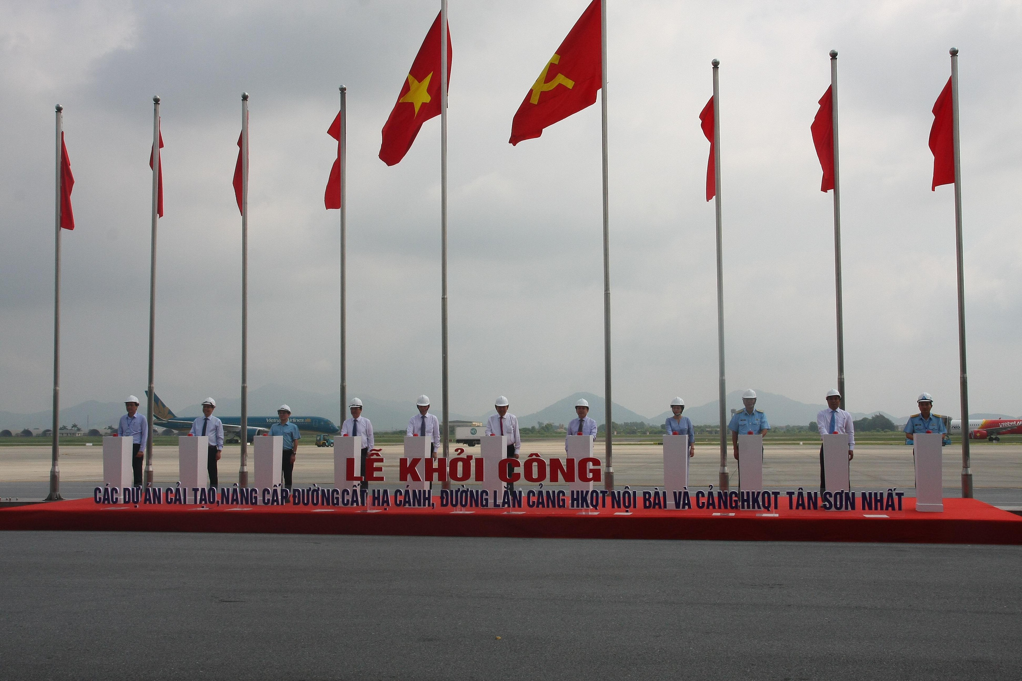 Duy trì hoạt động khai thác trong thời gian triển khai thi công sửa chữa đường CHC, đường lăn tại Nội Bài - Ảnh 1.