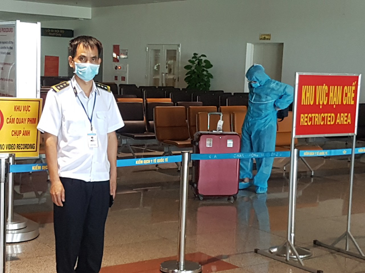 Chuyên gia Nhật Bản đi chuyên cơ đến Việt Nam giám sát xử lý vải thiều xuất Nhật - Ảnh 2.