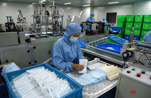 Doanh nghiệp Việt gặp khó khi xuất khẩu khẩu trang, găng tay y tế - Ảnh 1.