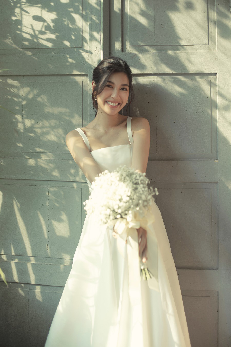 Váy cưới của Đường Yên lộng lẫy như công chúa tốn hơn 5000 giờ thực hiện