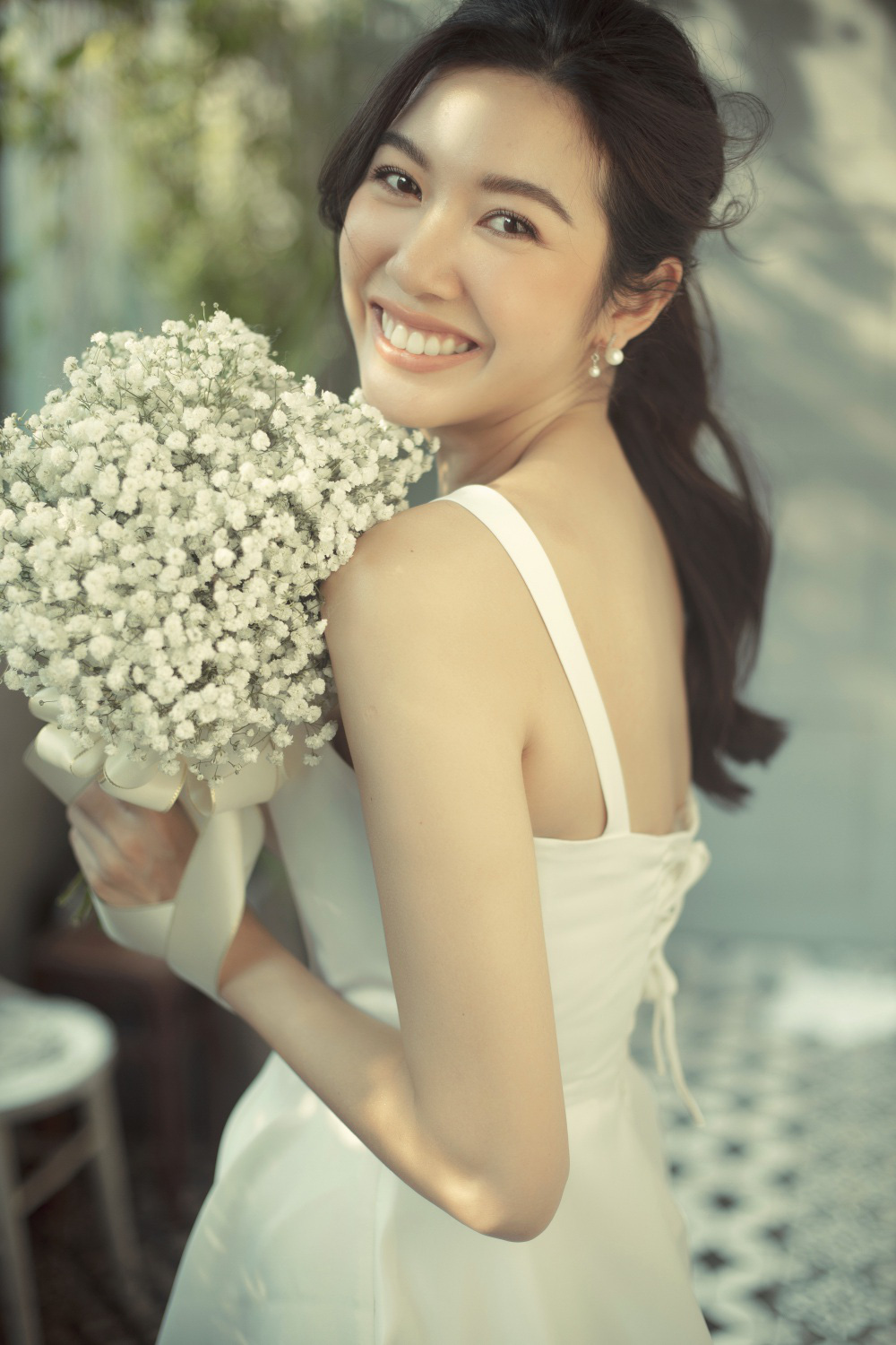 Á hậu Thúy Vân mặc váy cưới xinh đẹp như công chúa, dự định tổ chức tiệc cưới riêng tư trong 2 tháng tới - Ảnh 4.
