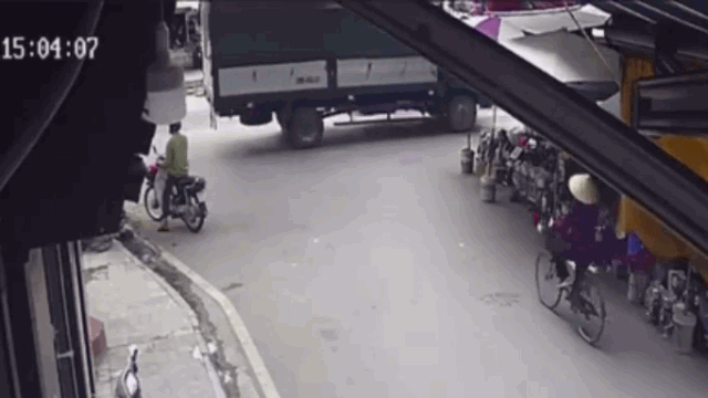 Video: Cố lách sang đường, hai mẹ con suýt trả giá đắt vì container tông trúng - Ảnh 2.
