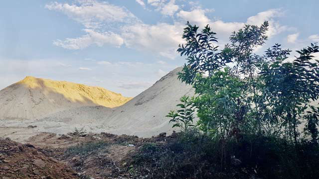 Quảng Ngãi: Ngỡ ngàng bãi chứa cát khủng trái phép mọc gần trung tâm xã  - Ảnh 1.