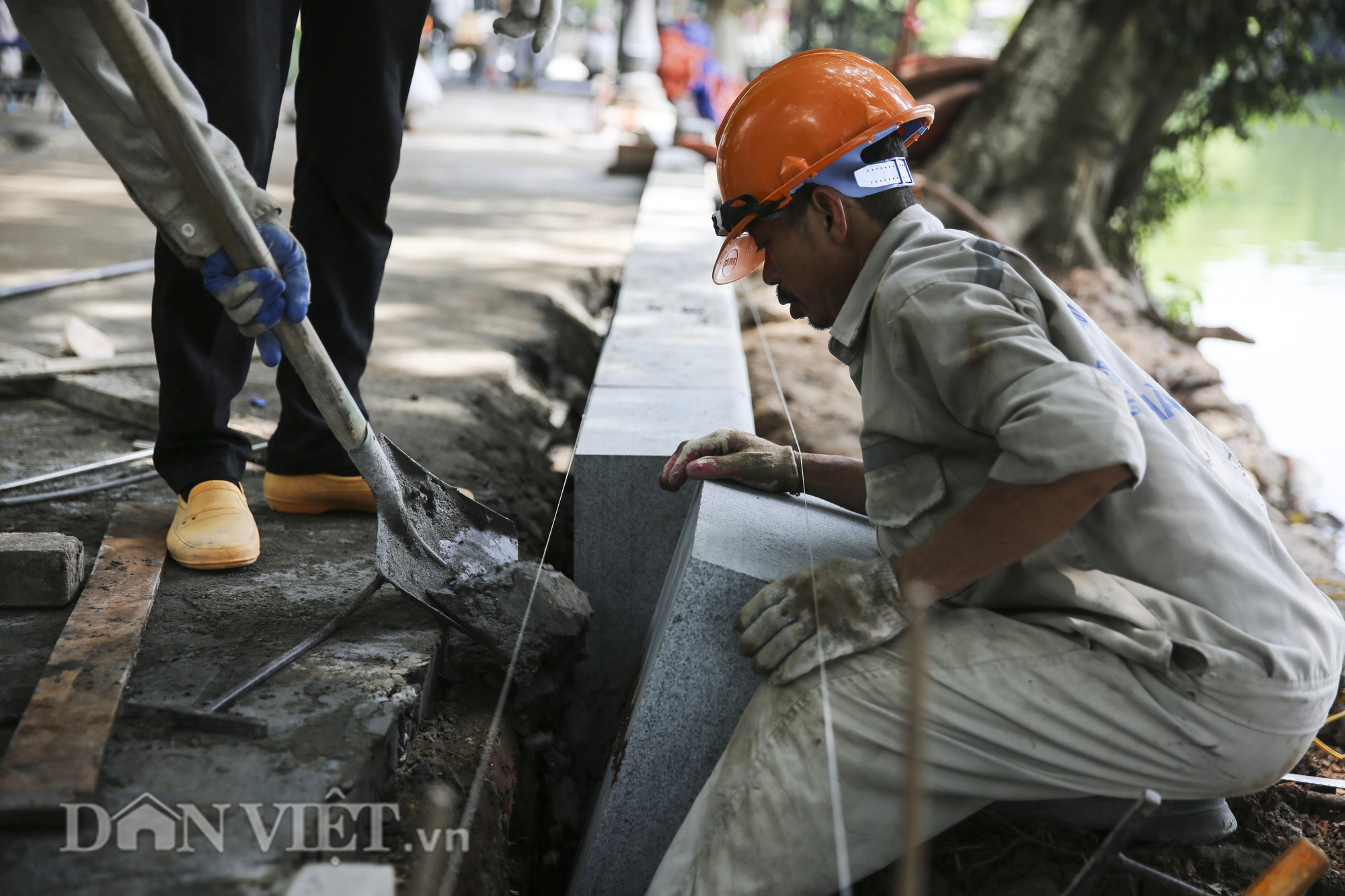 Vỉa hè Hồ Gươm được lát loại đá “thách thức” thời gian - Ảnh 9.