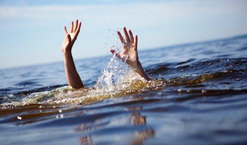 6 học sinh ra hồ thủy điện chơi, 2 em bị cuốn vào vùng nước xoáy mất tích - Ảnh 1.