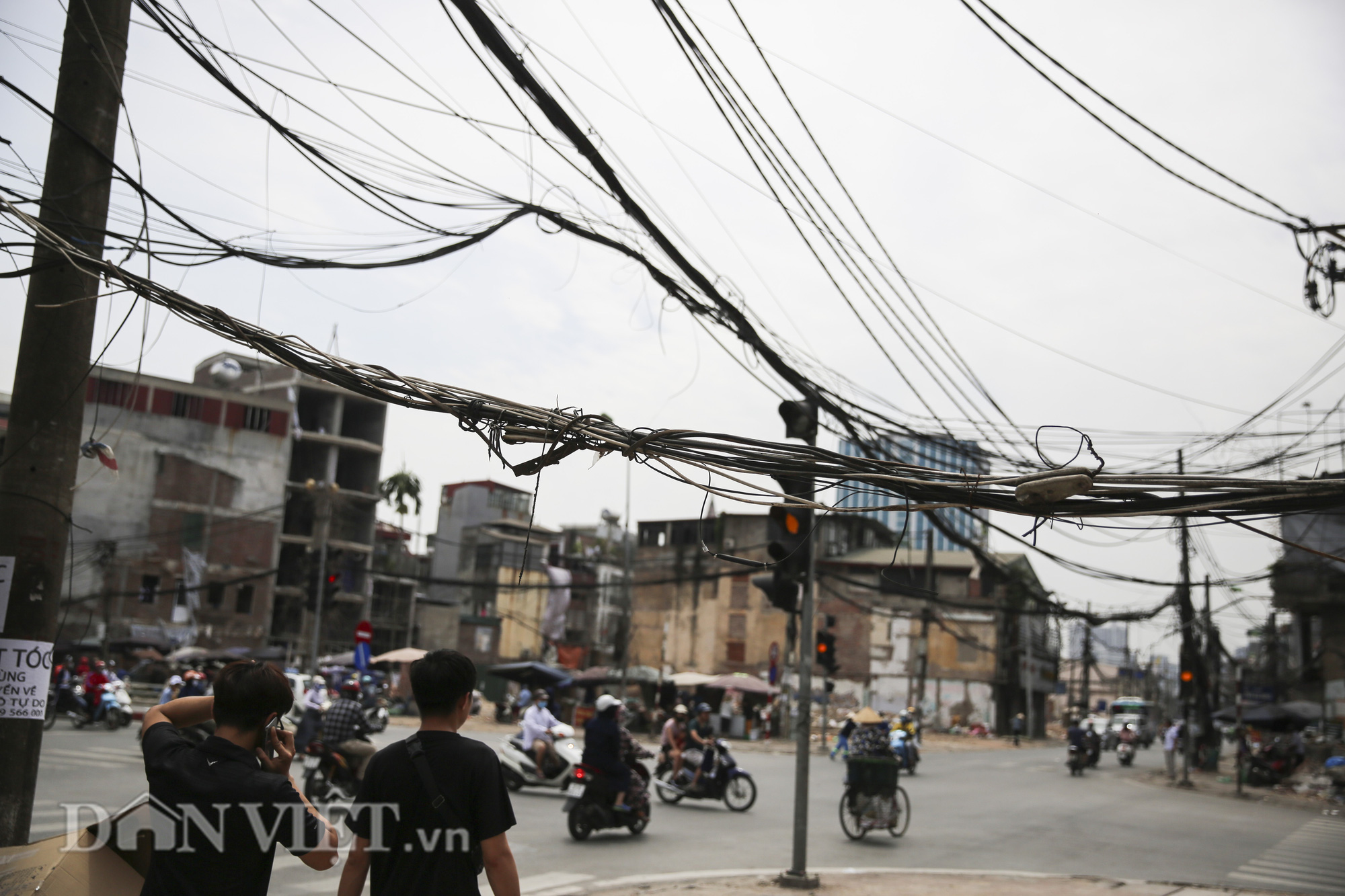 &quot;Mạng nhện&quot; chằng chịt, bủa vây đường phố Hà Nội - Ảnh 3.