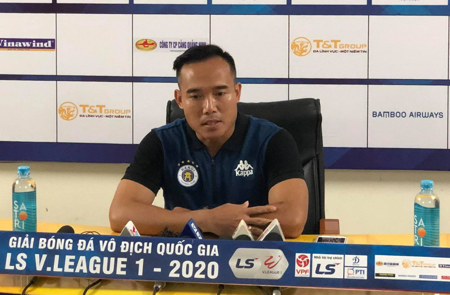 HLV phó Hà Nội FC Nguyễn Công Tuấn bật mí việc Quang Hải nhiều lần bị cầu thủ HAGL đá vào chân. Ảnh: Đức Thành