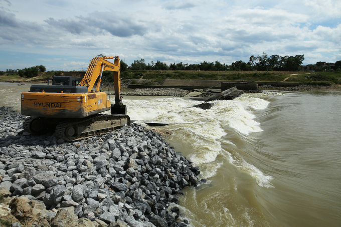 Nghệ An: Vỡ đập tràn trên sông Lam - Ảnh 3.